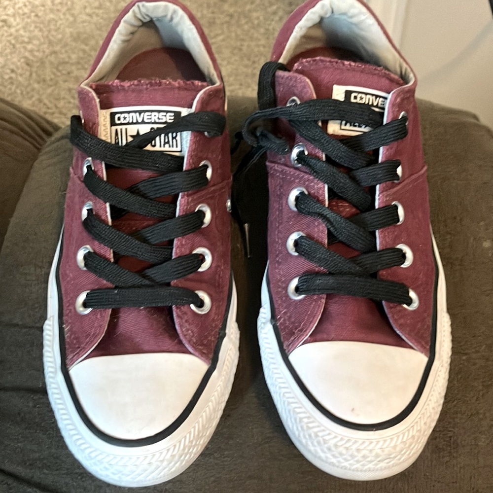 Converse size 6 in burgundy